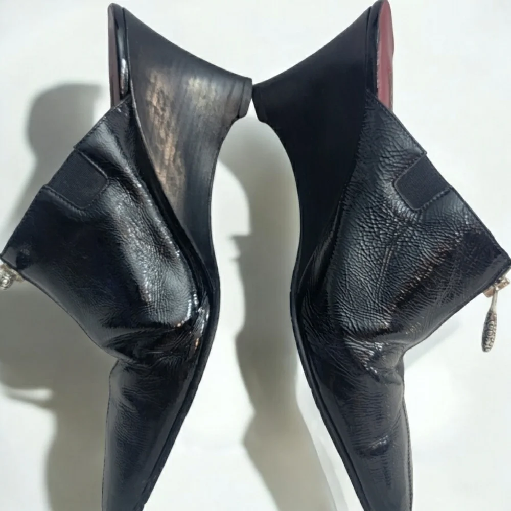 Brighton Vintage woman's size 9M. These are very shinny Patten leather.